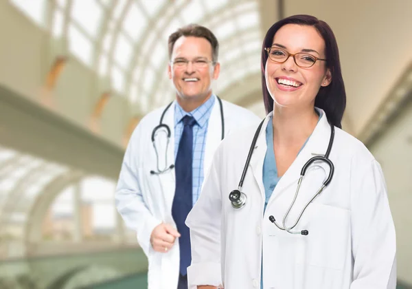 Zwei Ärzte oder Krankenschwestern im Krankenhausgebäude — Stockfoto