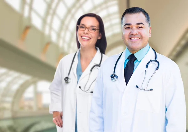 Dos doctores o enfermeras dentro del edificio del hospital —  Fotos de Stock