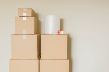 Boş odada Paketli hareket kutuları çeşitli