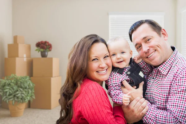 Famiglia caucasica con bambino in camera con scatole mobili — Foto Stock