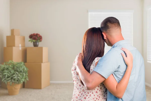 Military Couple Facing Empty Room with Packed Moving and Potted — Stock Photo, Image
