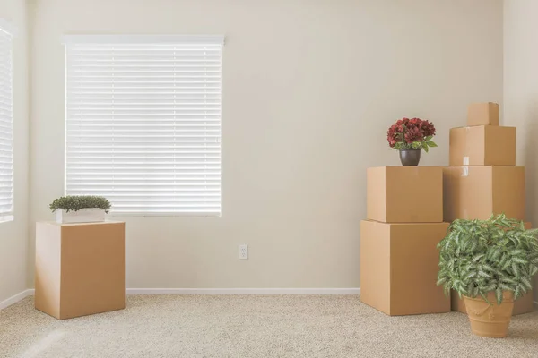 Variedade de caixas móveis embaladas no quarto vazio — Fotografia de Stock