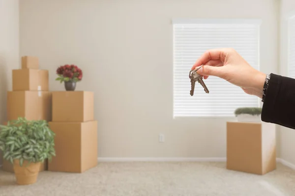 Remise des clés de la maison dans la chambre avec boîtes mobiles emballées — Photo