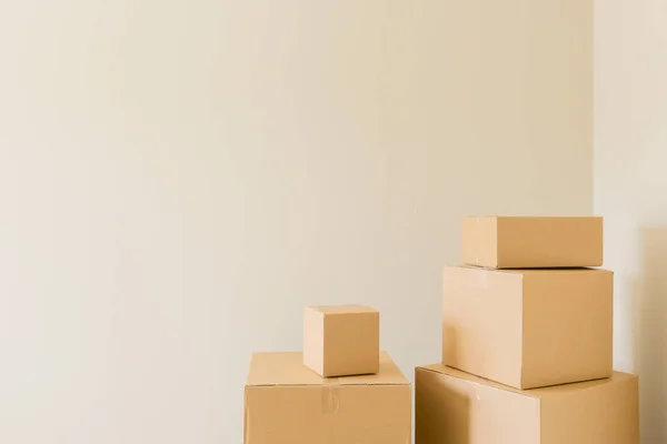 Cajas móviles embaladas en habitación vacía —  Fotos de Stock