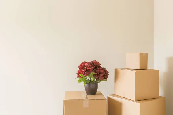 Különböző mozgó dobozok csomagolt üres szobában — Stock Fotó