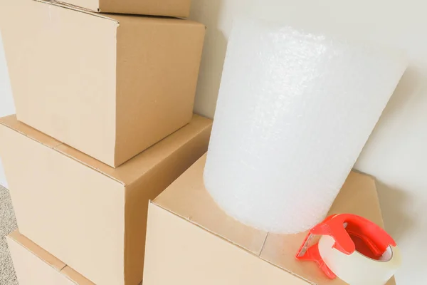 Wiele pakowane Moving Boxes w pustym pokoju — Zdjęcie stockowe