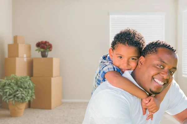 Mischling afrikanisch-amerikanischer Vater und Sohn im Zimmer mit gepackten M — Stockfoto