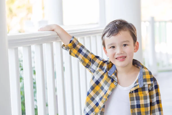 Ung blandad ras pojke på sin veranda — Stockfoto