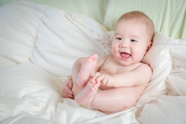 Karışık yarış bebek çocuk onun battaniye var eğleniyor