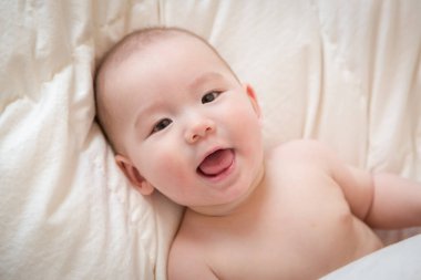 Karışık yarış bebek çocuk onun battaniye var eğleniyor