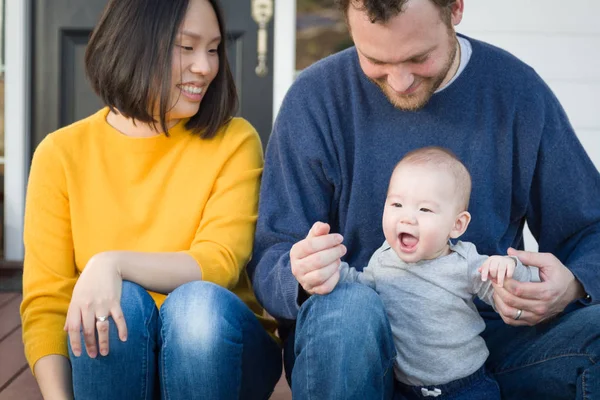 Junge gemischte Rasse chinesische und kaukasische Familienporträt — Stockfoto