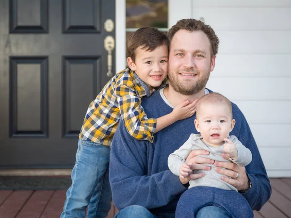 Blandad ras far och söner på veranda — Stockfoto