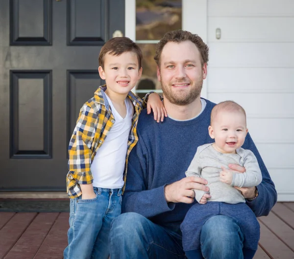 Gemengde Race vader en zonen op veranda — Stockfoto
