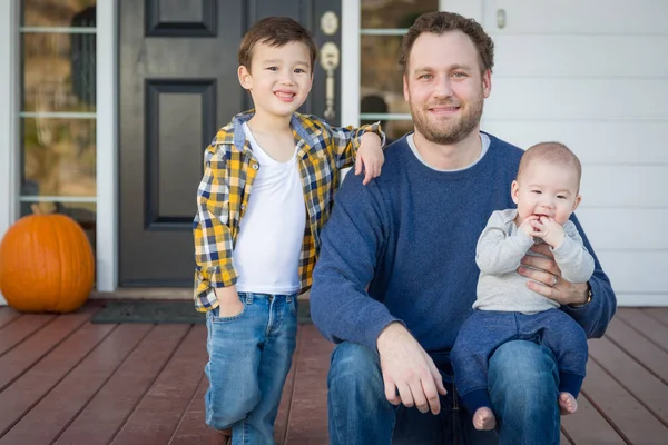 Padre di razza mista e figli sul portico anteriore — Foto Stock