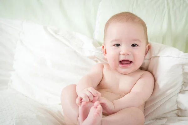Mezclado raza bebé chico tener divertido en su manta — Foto de Stock