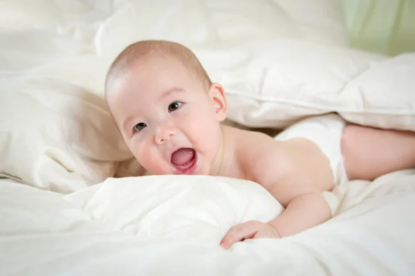 Mezclado raza bebé chico tener divertido en su manta — Foto de Stock