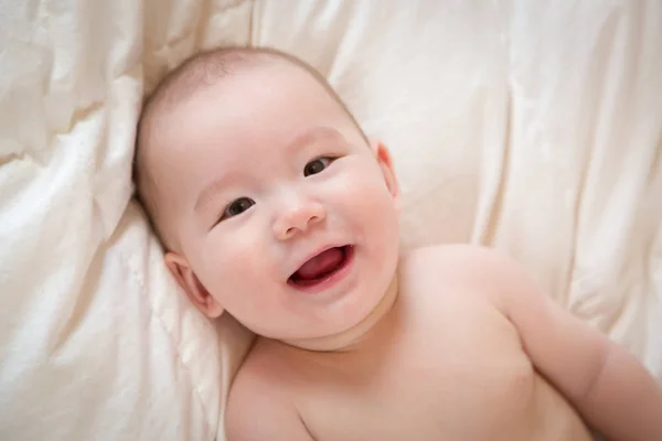 Kevert baba fiú birtoklás móka a takaró — Stock Fotó