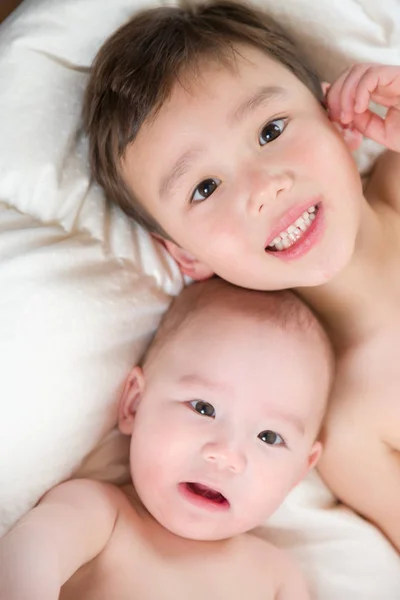 Gemengd ras Chinees en Kaukasische Baby broers hebben leuk leggen — Stockfoto