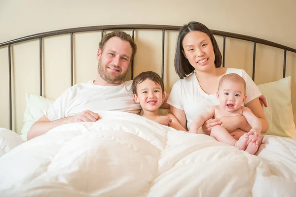 Gemengd ras Chinese en Kaukasische Baby jongens leggen Bed met Th — Stockfoto