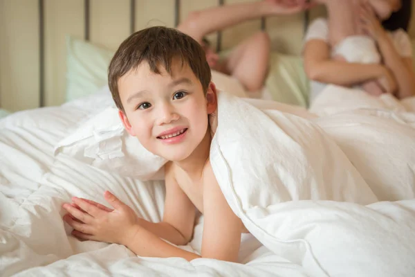 Mixed Race Chinese and Caucasian Boy Laying In Bed with His Fath — Stock Photo, Image