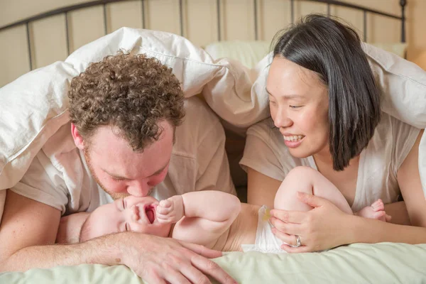 Blandad ras kinesiska och kaukasiska Baby Boy om i sängen med sin — Stockfoto