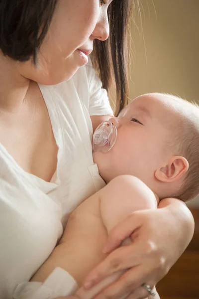 Raza mixta chino y caucásico bebé niño con su madre — Foto de Stock