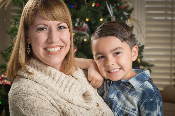 Moeder en gemengde Race zoon knuffel in de buurt van de kerstboom — Stockfoto