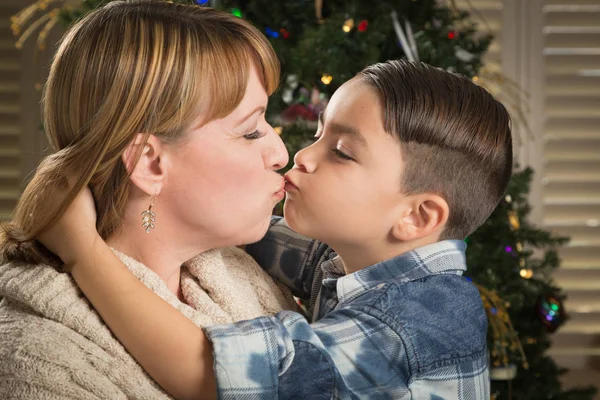 Anya és a vegyes faji fia ölelés karácsonyfa közelében — Stock Fotó
