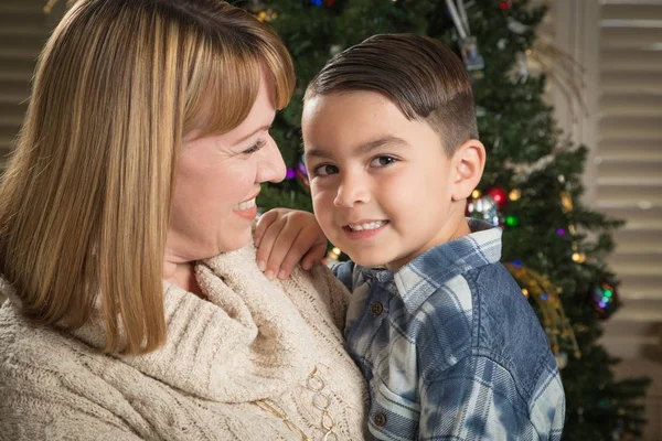 Moeder en gemengde Race zoon knuffel in de buurt van de kerstboom — Stockfoto