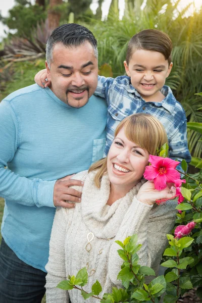 Buiten gemengd ras familieportret — Stockfoto