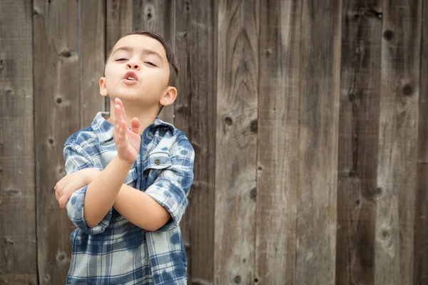 Ung blandad ras pojke att göra gester — Stockfoto
