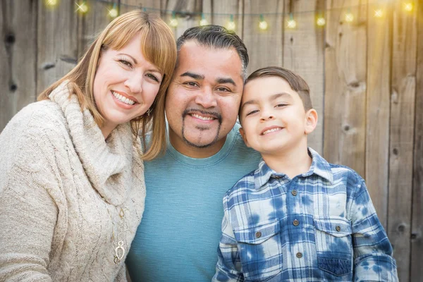 Jong gemengd ras familieportret buiten — Stockfoto