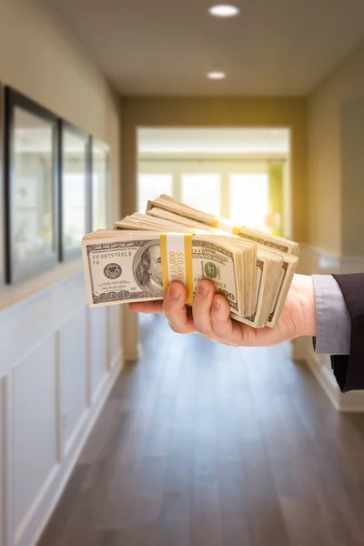 Mannenhand met stapel contant geld in de hal van het huis — Stockfoto