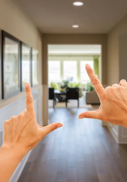 Moldando as mãos olhando para baixo corredor da casa — Fotografia de Stock