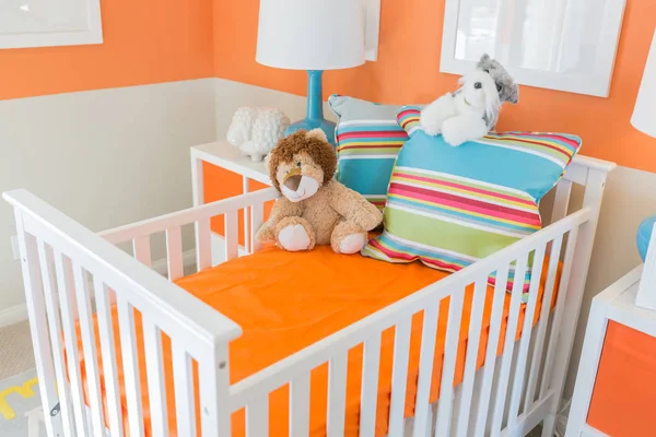 Interiér pokoje světlé oranžové Baby domu — Stock fotografie