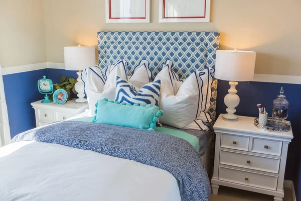 Vibrante colorato camera da letto interna della casa Immagini Stock Royalty Free