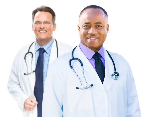 African American en Kaukasische mannelijke artsen geïsoleerd op wit — Stockfoto