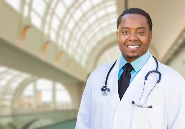 African American man arts binnenkant ziekenhuis Office — Stockfoto