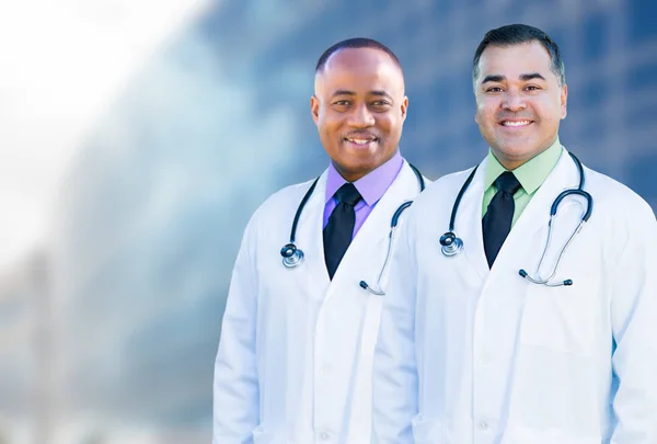 African American och spansktalande manliga läkare utanför sjukhus B — Stockfoto
