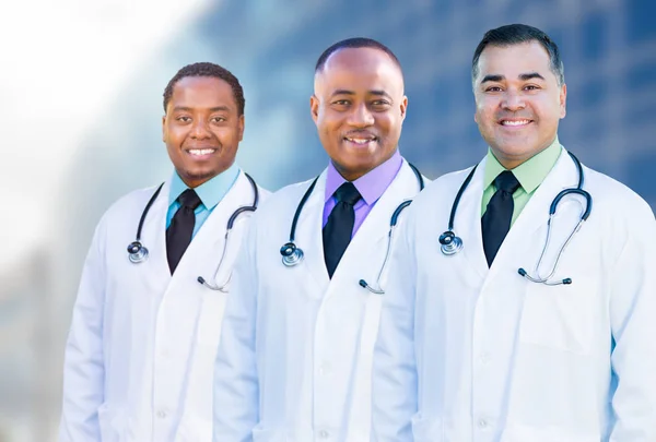 病院 B の外のアフリカ系アメリカ人やヒスパニック系の男性医師 — ストック写真