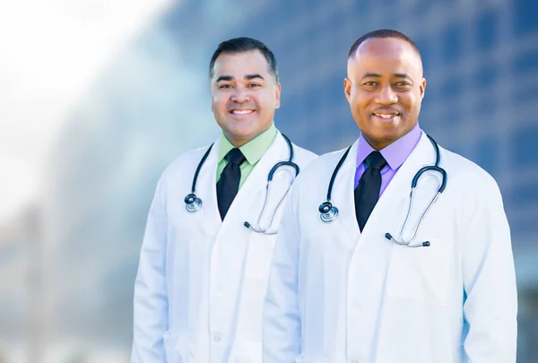 Αφρικανικός Αμερικανός και Ισπανικός άνδρες γιατρούς έξω από το νοσοκομείο Β — Φωτογραφία Αρχείου