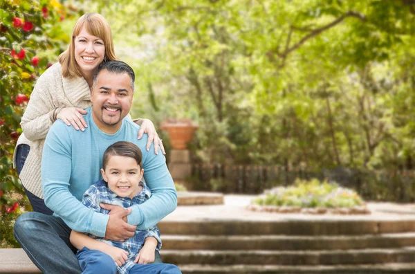 Gemengd ras Hispanic en Kaukasische familieportret in het Park — Stockfoto