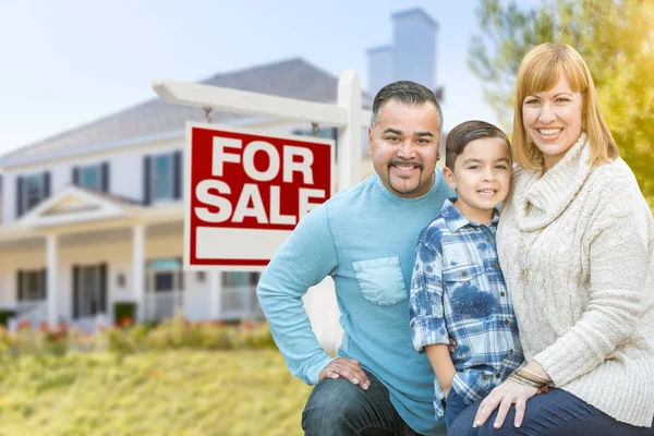 Gemengd ras familieportret voor huis en voor verkoop onroerend goed teken — Stockfoto