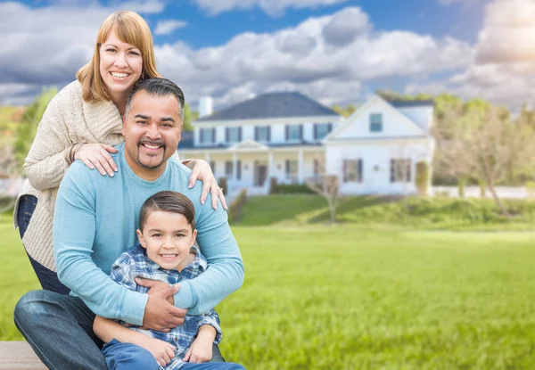 Portrait de famille mixte devant la maison — Photo