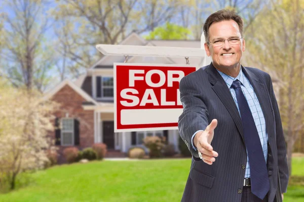 Male Agent Reaching for Hand Shake in Front of House and For Sal — Stock Photo, Image