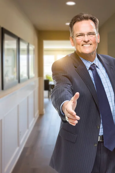 Mann greift nach Handschlag im Hausflur — Stockfoto