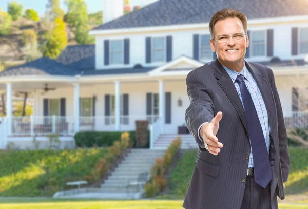 Mannelijke Agent bereiken voor handbewegingen voor huis — Stockfoto