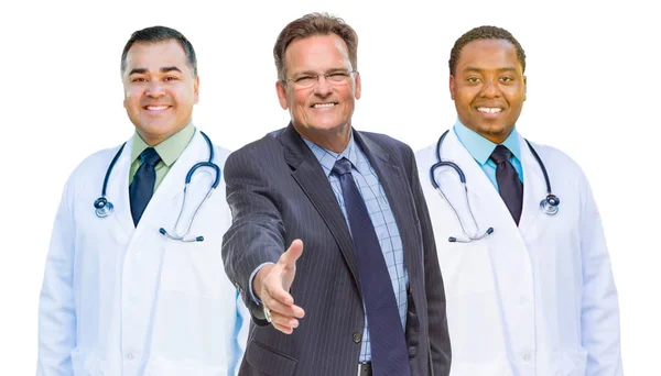 Médicos de raza mixta detrás del hombre de negocios alcanzando la mano Shake on — Foto de Stock