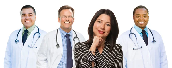 Три врача смешанной расы за латиноамериканкой на белом — стоковое фото