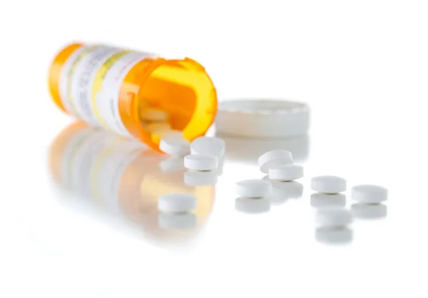 Garrafa de prescrição de medicina não proprietária e pílulas derramadas I — Fotografia de Stock
